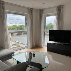 Entire Kingston Two bedroom Apartment Town centre & River view, 32 minutes to London Waterloo Station