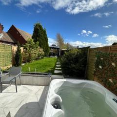 Luxury Entire House Big garden BBQ Hot tub
