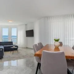 Sea view apartment by Nono Ban