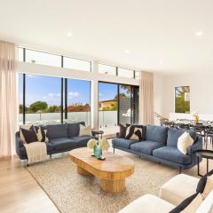 Bellevue Mini Golf Rumpus Rm + Sea Views Modern