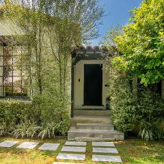 Beautiful Large 3 Bedroom 2 Bath Plus Pool and Jacuzzi