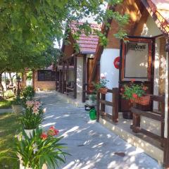 One bedroom bungalow with enclosed garden and wifi at Brinjani