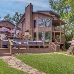 Beautiful Lakehouse with Hot Tub, Boathouse and Kayaks