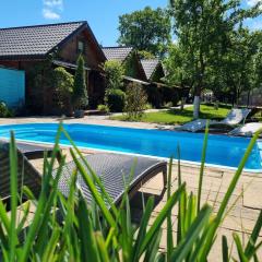 Domki i dom w sadzie Stegna z podgrzewanym basenem - prywatne jacuzzi przy domu