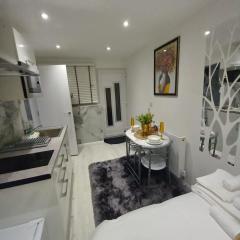 Cosy Luxury studio in Leicester. (Emerald Suite)