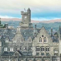 The Classrooms, Loch Ness Abbey - 142m2 Lifestyle & Heritage apartment - Pool & Spa - The Highland Club - Resort on lake shores