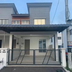 2storey Asraf's Homestay seri iskandar