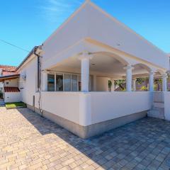 Cozy Apartment In Vir With Wifi