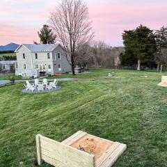 The Orchard, a family friendly home- hot tub, fire pit, yard games