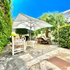 Villa vista mare con giardino e parcheggio