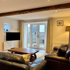 Cottage - Sleeps 6 - Garden & Parking