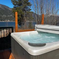 Kaslo, Upper Floor Paradise, 2 Beds and Hot Tub