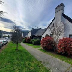 Charming English Tudor Lake union Seattle UW downtown