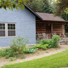 Restored1850s log cabin, with gazebo and gardens! 1 mile to downtown Weaverville