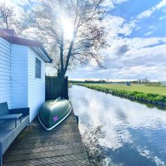 Nettes Ferienhaus in Wervershoof mit Terrasse, Garten und Grill