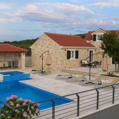 Seaside family friendly house with a swimming pool Supetar, Brac - 23114