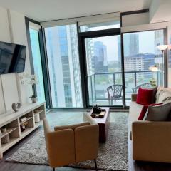 Ruby Getaway-Highrise, Balcony, Year-round Pool, City View!