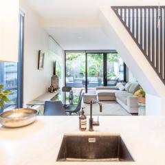 Green Door Gem - Your Stylish Retreat in South Melbourne