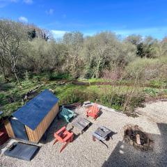 Cabane dans les bois vue sur ruisseau