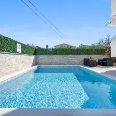 Aquarius Apartments - Beachside with Heated Pool