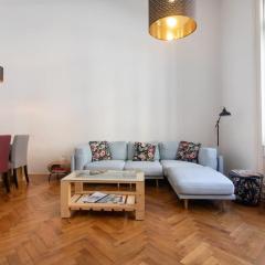 Spacious Apartment in Historic Centre & FREE Parking