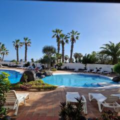 2-Bed Apt Sleeps 4 Steps out on to the Pool