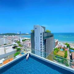 Central Pattaya - Sea View Large Balcony Condo with Infinity Pool