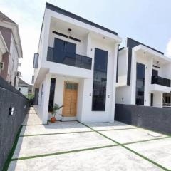 Luxury 4 Bedroom house with Swimming pool