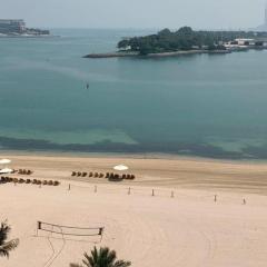 Al Dabas Beach Views, 3BD Sleeps 6, Beachfront Beach & Pool Access