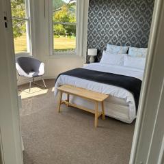 SHORT WALK TO NELSON CITY CENTRE - Quiet location, comfy beds, pet friendly, full kitchen, claw-foot bath tub, outdoor areas