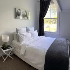 RENWICK IN THE CITY NELSON, 10min easy walk to City Centre, 4min drive to Hospital, 13min drive to Airport, full kitchen, fast fibre wifi, quiet street, dog friendly