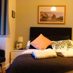 Cliftonville, en-suite room, fridge microwave TV, great value homestay near the sea