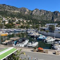 Surplombant le port de Beaulieu sur mer