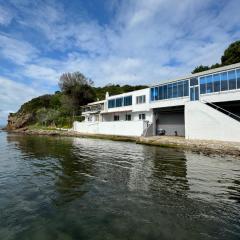 A peaceful holiday house in nature by the sea