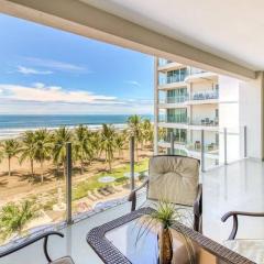 Luxury Oceanfront Stay, Two Master Suites, Walk to Town