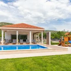 Cozy Home In Primorski Dolac With Wifi