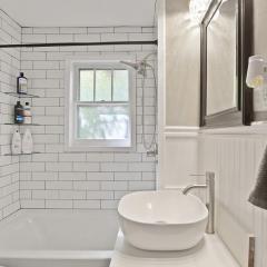 Bohemian Bungalow Pac-Man, walk downtown, pet friendly