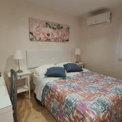 Bedroom with private bathroom in the city center, next to the subway