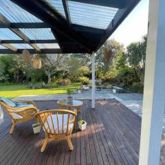 Bungalow Oasis - Huge outdoor space & Full kitchen