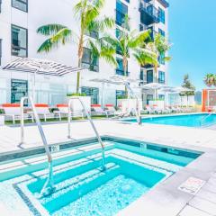 Hollywood Penthouse with Balcony & Pool View