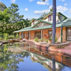 Spacious 4-Bed Hinterland Luxury Escape with Pool