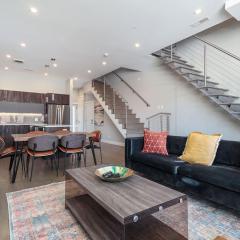 Breathtaking CHI unit in River North with Rooftop Deck - Penthouse A - Sleeps 11