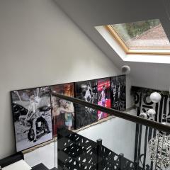 Artsy Retreat - Sleeps 8 Free Parking & Balcony
