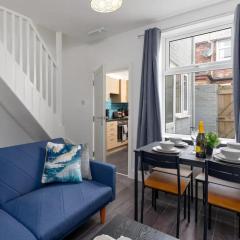 Air Host and Stay - Strathcona House - Sleeps 7 free parking