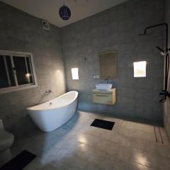 شقة أرضية واسعة بحمام واسع ومدخل خاص