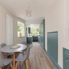 Aisiki Apartments at Squires Lane, Finchley, 4 Bedroom and 1 Bathroom Pet Friendly Garden House, Double or King or Twin beds with FREE WIFI and FREE PARKING