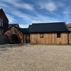 The Stables, Modern 2 bed, 4 person, Rural Barn Conversion with Great Access