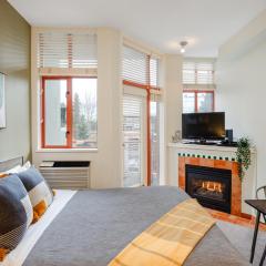 Studio in Alpenglow Lodge, Private Balcony with Mountain Views, Gym, Epic Location