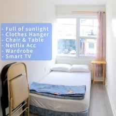 Budget double private room with Netflix, laundry, amenities and self check-in