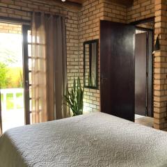 Quarto com banheiro privativo em Chalé Aconchegante.